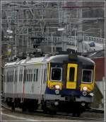 Dynamische Einfahrt der City Rail Einheit 981 in den Bahnhof ...