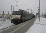 angermunde Hier ES64 F4 211 mit einem Kesselwagenzug in Richtung Berlin, bei der Durchfahrt am 22.1.2010 durch Angerm�nde.