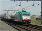 Die TRAXX 2821 kommt am 24.04.10 aus dem Hafen und ...