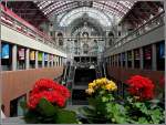 antwerpen-alle-bahnhofe Durch die Blume sieht die monumentale Halle des Bahnhofs Antwerpen Centraal noch sch�ner aus. 24.04.10 (Jeanny)
