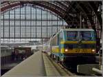 antwerpen-alle-bahnhofe HLE 2727 (mit fehlender 2 und defektem 3. Spitzenlicht) wartet am 23.06.10 mit M 6 Wagen auf die Abfahrt im Bahnhof Antwerpen Centraal. (Jeanny)