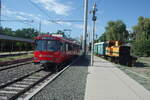 Mendoza, Argentinien, 08.01.2022: Metro-Triebwagen Richtung Flughafen