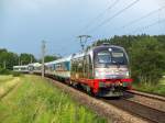 183-001 mit ihrer neuen Werbebeklebung am 25.6.2010 unterwegs bei Hagelstadt ...