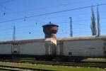 Auf fast jedem Bahnhof stehen massenhaft diese Khlwagen herum, sie werden nicht mehr gebraucht. Fotografiert am 19. April 2012 auf der Strecke Baku-Kesle nach Xacmaz mit dem El 606.