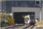 atr-100 In Schlanders/Silandro steht ein riesiger obstverarbeitender Betrieb, wobei auch die Vinschgerbahn �berdeckt wurde f�r mehr Lagerplatz. ATR 100 001 f�hrt soeben, aus Meran kommend, ein. (29.10.2009)