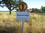 Dessow (stillgelegte KBS 209.53 Neustadt/Dosse-Neuruppin), verwildertes Bahnhofsgel�nde, Verbotsschild (26.08.2009)  ...
