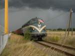 Schwedische Diesellok mit Kieszug am Bahnhof Lausig  ...