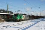 437016 mit einem leeren Holzzug am 31.01.2010 in M�nchen Ost. ...