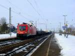 Auslandische Loks 1116 031-4 mit einem Mischer bei der Durchfahrt in Obertraubling, 17.02.2010