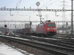Auslandische Loks DB Br 152 wartet am 16.1.10 in Muttenz auf die Abfahrt.