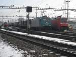 Auslandische Loks SBB Re 482, R4C Br 185 und DB Br 152 warten am 16.1.10 in Muttenz auf die Abfahrt.
