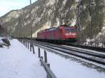 Auslandische Loks DB Br 185 Doppeltraktion mit Containerzug am 23.1.10 in G�schenen.