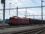 Auslandische Loks 185 085-8 mit einem Schiebewandwagen-Ganzzug durchf�hrt am 27.03.2010 den Bahnhof von Romanshorn.