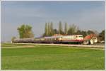 auslandische-zuge Fr�hling in Wien – unter diesem Motto stand eine 6-t�gige AKE-Eisenbahntouristik Sonderzugreise im TEE Rheingold vom 21.04.2010 bis 26.04.2010 von Dortmund ausgehend nach Wien am Programm. Im Zuge dieser Reise kam der Rheingold auch in �sterreich zwei Mal zu Sonderzugeins�tzen. Am 24.4.2010 brachte der einstige Paradezug der DB, vor welchem seit 1972 die Baureihe 103 zum Einsatz kommt, einen Sonderzug der �BB Erlebnisbahn nach Budapest, am 25.4.2010 ging es von Wien aus �ber Tulln zur Saisoner�ffnung ins Heizhaus nach Strasshof, bevor er am 26.4.2010 wieder seine Heimreise nach Dortmund antrat. 

Die Aufnahme zeigt 103 235 mit dem D 16144 von Wien Franz Josefs Bahnhof �ber Tulln nach Strasshof am 25.4.2010 in Gaisruck bei Stockerau
