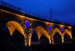 auserfernbahn Kitschig schaut er schon von weitem aus, der Viadukt der Au�erfernbahn in Ehrwald. Aber nicht allzu weit entfernt von Ludwigs M�rchenschloss darf auch eine Bahn im Disneystil erscheinen.