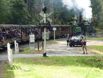 Die Puffing Billy Bahn mit 2 Dampflokomotien 1`C 1`  2-6-2 und ihren offenen Wagen nahe Emerald in Australien am 15.