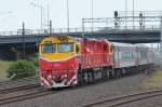 Zug 8238 von Marshall nach MElbourne Southern Cross fhrt am 8.12.2011 zwischen North Gellong und North Shore durch. Die Lackierung der Lok und der Wagen sind neu ( ca 2 Jahre alt ). 