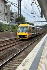 Bei einem Besuch seiner früheren Heimatstadt Sydney machte ein Freund von mir auch einige Bahnaufnahmen und gab mir die Erlaubnis, sie bei bb.de zu zeigen: Der doppelstöckige Elektrotriebzug A 37 von Sydney Trains am 04.11.2023 in Sydney Newtown railway station. Die als  Waratahs  (als Staatsblume ein Symbol von New South Wales) bezeichneten Züge wurden von einem Konsortium aus CRRC Changchun/China und Downer Rail/Australien gefertigt (Foto: John Collado).
