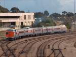 Dieseltriebzug In Adelaide vom Depot her kommend. Die Spurbreite ist weiter als diejenige, welche in Sydney gebaut wurde. Somit findet man in Adelaide 3 Schinengleise fr die Nationalen Zge und den Lokalen Verkehr.