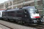 Der ES 64 U2 - 036 / 182 536-3 stellt ...