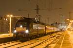 Auto- und Nachtzuge ES 64 U2-061 steht am Abend des 15.01.2010 mit einem CNL in Hamburg Altona.