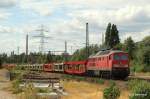 autotransportzuge 233 572-7 brummt am 24.07.10 mit einem langen Autotransportleerpark aus Cuxhaven durch Hamburg-Unterelbe Richtung Rbf Maschen.