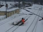 Bahn und Menschen Obwohl es,am 13.Februar 2010,nicht so extrem geschneit hatte,befreiten Diese beiden Bahnmitarbeiter,trotz Weichenheizung,die Einfahrweichen von Bergen/R�gen von Schnee und Eis.