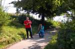 Sichtlich Spass hatten alle Fotografen beim Bahnbilder-Treffen in Lindau am Bodensee. Tobias  Schumi  Schuminetz lacht ber ein vermeintlich  gestelltes  Bild, whrend Martin Respondek die ganze Szene auf Chip bannt. (Bild-ID 220061).                    So ges(ch)ehen am 30.08.2008 . 