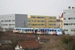 Nachmittags gingen wir dann zum Fotopunkt bei der Zuckerfabrik. Wir waren noch nicht auf der Brcke angekommen, da fuhr bereits die „Vogelbahn“ Richtung Hbf vorbei. Daher war leider nur diese Notaufnahme mglich. Regensburg, 14.03.2009.