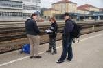 Fotofreunde unter sich, vertieft in Erzhlungen und Erinnerungen:
v.l.n.r.: Christian Maier, Julian Hoffrichter und Sebastian Grbe. (Regensburg, 14.03.09).