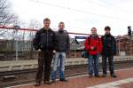 Die Teilnehmer des Bahnbilder-Treffen vom 20.03.10 auf einem Bild: v.l.n.r.: Meine Wenigkeit, Kevin Schmidt, Stefan Mller und Christopher Ptz; nicht zuvergessen das Bahnhofsschild was unbedingt mit