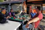 Die BB-Fotografen-Gruppe ist nun wieder zusammen: beim Zvieri auf der Terrasse im Berghaus Planalp, 01.