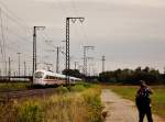 Wir schreiben das Jahr 2012, es sind 8 Monate und 4 Tage vergangen, kurz der 04.08.2012. Thomas hatte wohl was anderes im Sinnn, als den ICE zu fotografieren. Vielleicht lief eine schne Frau im Hintergrund? Wir werden es wohl nie erfahren.

Regensburg Ost, 04.08.2012