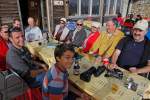 Bahnbildergipfeltreffen in Brienz. Die BB-Fotografen auf der Terrasse des Berghaus Rothorn Kulm, im Uhrzeigersinn von vorne: Andreas, Silvan, Daniel, Jonas, Matthias, Walter, Sylvia, Jeanny, Hans und Olli. Aufnahme vom 28. Sept. 2013, 16:59