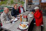 Bahnbildergipfeltreffen in Brienz. Im Berghaus Planalp gibts herrliche Rsti, feinen Kuchen, dazu Cola oder Suure Moscht oder Kaffee. Matthias, Jonas, Hans und Jeanny (und ich) geniessen die kulinarischen Kstlichkeiten sowie die gemeinsame Gemtlichkeit. Aufnahme vom 29. Sept. 2013, 13:50