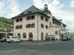 Blick auf den neu umgebauten und restaurierten Endbahnhof in Scuol-Tarasp ...