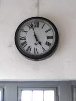 Eine sehr sch�ne, alte Bahnhofsuhr im Empfangsgeb�ude des S-Bahnhofes Frohnau ...
