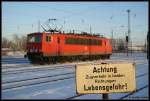 bahnschilder-werbeplakate-und-ahnliches Kleines Spiel mit der Sch�rfe. Zu sehen ist die 155 229 am 26.01.2010 im Rostocker Seehafen.