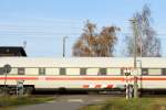 Ein ICE passiert den B� Moritzer Stra�e (Bauform HS-64b) in ...