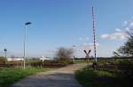 Feldwegbahn�bergang in Rheindahlen, an der westlichen Ausfahrt. Zwei Schrankenb�ume, zwei ...