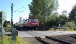 Bahnubergange 111 120-2 schiebt am sp�ten Nachmittag des 18.7.2010 eine Einheit Doppelstockwagen aus Richtung Krefeld-Oppum kommend gen Neuss.
Da in dem Zielanzeiger des Steuerwagens, als auch an der Lok nicht stand, um welche Linie es sich handelt , vermute ich das es eine RE7 nach Rheine ist.