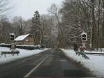 Bei Pastitz �berquert die Kreisstra�e Bergen/R�gen-Putbus die Bahnstrecke Bergen/R�gen-Lauterbach Mole.Aufnahme ...