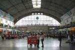 bangkok---hua-lamphong Schalterhalle des Bf. Hua Lamphong am 22.Mai 2007, Blick in Richtung Haupteingang. Der Bahnhof ist im Stile der italienischen Renaissance errichtet und umfasst eine h�lzerne Dachkonstruktion und Buntglas-Fenster. Architekt war der in Turin geborene Mario Tamagno, der zusammen mit seinem Landsmann Annibale Rigotti Anfang des 20. Jahrhunderts an zahlreichen �ffentlichen Bauprojekten in Bangkok beteiligt war.