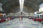 bangkok---hua-lamphong Schalterhalle des Bf. Hua Lamphong am 22.Mai 2007, Blick in Richtung Bahnsteighalle. W�hrend des 2. Weltkriegs versuchten die Alliierten vergeblich, den Hauptbahnhof zu zerst�ren, sie trafen nur ein nahegelegenes Hotel.
