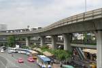 Bangkok BTS - Skytrain Gleich n�rdlich der BTS-Haltestelle Victory Monument umgeht die Trasse  geschwungen den Platz mit dem Victory Monument. 22.Mai 2007.