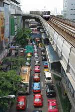 Bangkok BTS - Skytrain Deutlich ist der Vorteil der Schiene gegen�ber der Strasse zu erkennen, ein Skytrain-Triebwagen f�hrt am 22.Mai 2007 hoch �ber der Thanon Silom von der BTS-Haltestelle Sala Daeng in Richtung BTS-Haltestelle Ratchadamri.