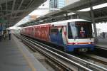Bangkok BTS - Skytrain Skytrain-Triebwagen 1142 am 22.Mai 2007 in der Hst. Sala Daeng.