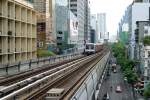 Bangkok BTS - Skytrain Ein Skytrain-Triebwagen f�hrt am 22.Mai 2007 hoch �ber der Thanon Silom von der BTS-Haltestelle Sala Daeng in Richtung BTS-Haltestelle Chong Nonsi.