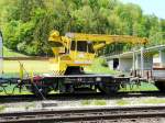 Bau- und Unterhaltsfahrzeuge SBB - Baudienstkran XTms 40 85 95 85 595-3 abgestellt im Bahnhofsareal von Riedtwil am 22.05.2010