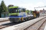 Bau- und Unterhaltsfahrzeuge Tm 225207 wartet auf seine Mannschaft, die noch in der Mittagspause ist. Bahnhof Kerzers am 27.07.2010